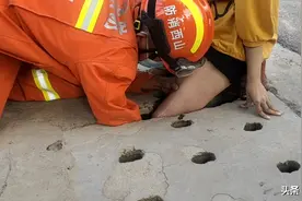 山西闻喜：女孩腿卡下水道盖板 消防紧急施救图片