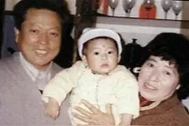 井柏然：出生28天被遗弃，祖父母“捡破烂”将他养大图片
