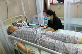 单亲家庭母子同患重病，前夫女儿前来勤照顾：爸爸的债我来还图片