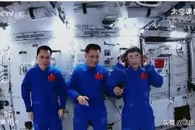 在太空上课，他们居然用手机图片