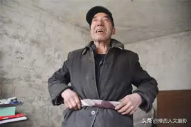 79岁山村“神仙画师”，做顿饭偷学一门手艺，口头禅：老美透美图片