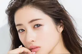 石原里美啫喱草莓唇素妆出镜，清爽感觉，笑起来别有一番韵味图片