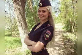 17名美丽的俄罗斯女警，佩戴俄罗斯内务部臂章，左臂和右臂不一样图片