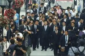 国内商界大佬出行，保镖簇拥开道，豪华座驾有钱也难买图片