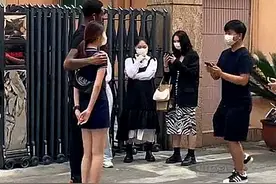 CBA速递：广东球迷堵门力挺，老叔现身辽篮主场，老马奖励张帆图片