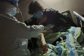 「前线医护日志2.17」阿姨，查房时您蒙住脸，但我想紧握你的手图片