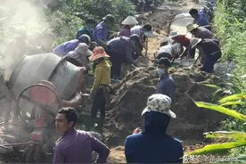 越南北方，安沛省文振县偏远山区建水泥路图片