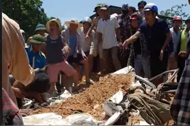 触目惊心：越南泥土车侧翻瞬间压扁小轿车，车上4人仅一人生还图片