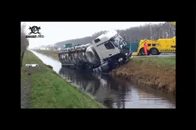 危险重型卡车，卸载极端危险的超大型运输，掉入河里处理过程视频封面