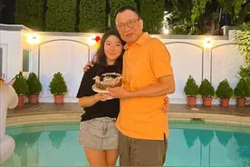 许绍雄居家庆祝73岁生日，复式豪宅曝光，花园带泳池能开多人派对图片