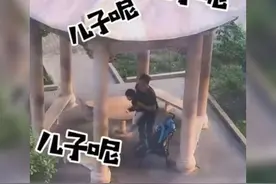 亲爸公园遛娃，看到婴儿车里是空的急得团团转，看见手上众人笑了图片