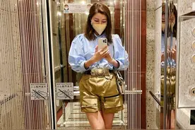 豪门阔太李嘉欣晒电梯间自拍，全身潮范，每月只能领百万零花钱图片