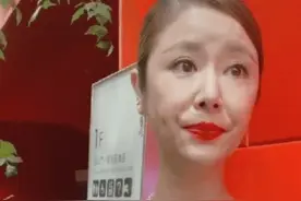 有种“毁容利器”叫酒窝老了，明明同岁，林心如赵薇同框似两代人图片