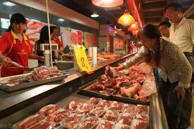 记者超市暗访：隔夜变质肉如何处理？加工成特价肉、绞肉和香肠图片
