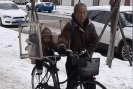 "发明家"爷爷自制保温舱，骑车送孙子上学，网友：建议申请专利图片
