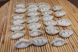 做饺子皮加鸡蛋、盐和面？换一样，饺子皮又薄又柔滑筋道，煮不烂图片