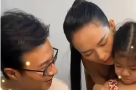 汪峰带女儿醒醒探班章子怡 当众捏肩献吻甜齁图片