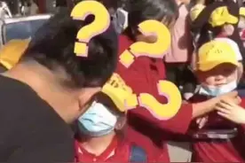 爸爸接孩子认错还揪人小辫，亲闺女在一旁急得直跺脚图片