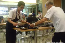 新加坡为什么这么多老人在街头卖纸巾？每月卖多少才能养活自己？图片