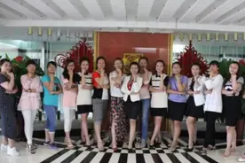 公司女同事带孩子加班，被主管怒罚300元，老板：下班后等一下图片
