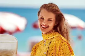 俄罗斯超模克里斯·格里凯特，3月俄国版《Vogue》沙滩摄影图片