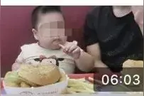 3岁女童当吃播，被父母喂到70斤，别把钱和孩子放到一个天平上图片