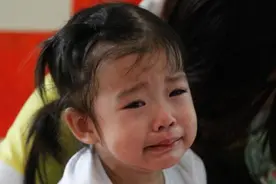 孩子上幼儿园后，有这3种表现，很可能“受了委屈”，家长要上心图片