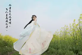 美女肆意徜徉花海，邂逅诗词里的油菜花!图片