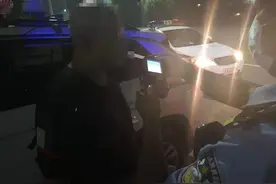 货车司机“借酒浇愁”酒后驾车被交警查处图片