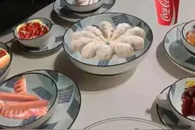老婆发的同事聚餐的照片，总感觉哪里不对图片