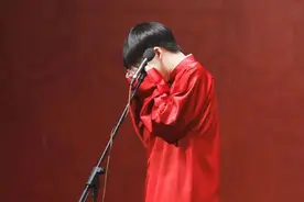 郭德纲要生气了，郭麒麟参加综艺被“欺负”，视频被配侮辱性音乐图片