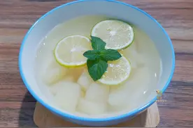 三伏天，多给家人煮这碗柠檬雪梨水，清甜润肺又解暑，夏天不咳嗽图片