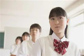 女儿第一次来“月经”，妈妈别忘了对女儿说3句话，影响孩子一生图片