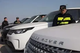 300万宾利水车被查，交警打开车门差点吐，网友就是辆垃圾图片