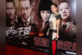 杨幂太有勇气了，红色的袜子也敢穿，这审美一言难尽，让人忘不掉图片