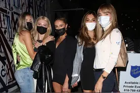 74岁史泰龙为千金庆生，领美女团吃饭惹人羡，超模爱妻身姿最挺拔图片