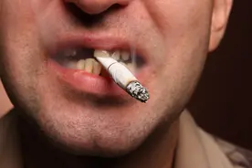 男子一天抽两包烟，一家三口患肺癌，不是耸人听闻图片