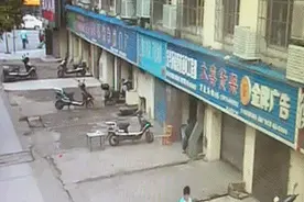 搞笑GIF：这是什么情况，希望小姐姐事吧图片