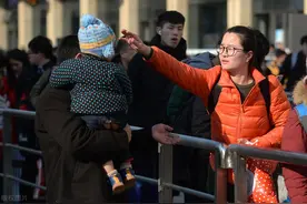 咸阳青年女子和男友分手，前往广州打工，父亲：“就是钱的问题”图片