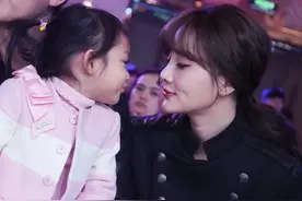 李小璐好妈妈形象崩塌？甜馨上街，独自扛自行车上台阶图片
