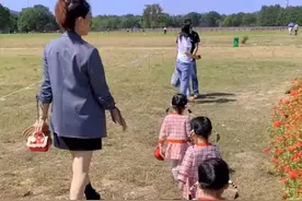 江苏三胞胎女娃出门“炸街”，大哥眼神亮了：手里儿子顿时不香了图片