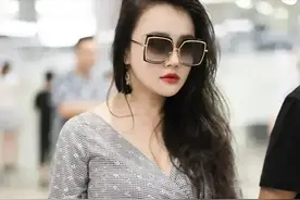 “拳王”邹市明夫妇又“炸街”，牵手同框好恩爱，妻子大长腿抢镜图片