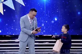 汪涵儿子综艺首露脸，颜值突出酷似爸爸，老父亲全程注目满眼爱意图片