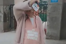 孕妈说去取快递迟迟没有回来，丈夫下楼寻找，被眼前一幕笑翻了图片