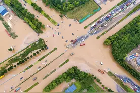 郑州地铁生死24小时：曾有人奇怪“大雨怎么还不来”，有人被困水中刷到“乘客已安全疏散”图片