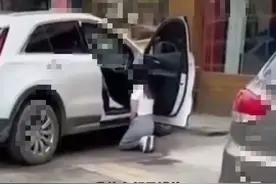 荆州女子跪在男友身边道歉，网友：爱情不该是这个样子图片