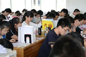高三学生拒绝交手机，被老师打耳光引热议，网友：老师有责任心图片