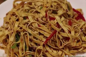 鲜香味美的凉拌豆腐皮，软嫩可口，营养好吃，不错的夏日凉拌菜图片