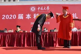 点亮宿舍楼！高校毕业生凌晨大合唱，看哭网友图片