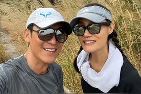 马德钟一家三口登山，博士妻子冻龄十足，儿子老外女友比妈妈还老图片
